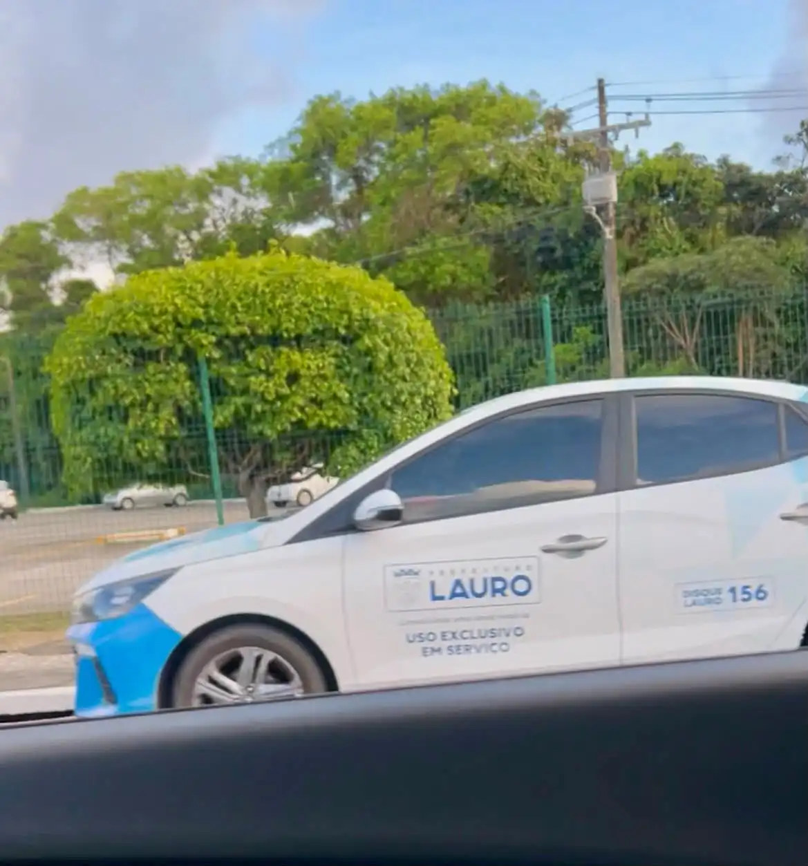Imagem de Veículo oficial da Prefeitura de Lauro de Freitas é flagrado em Salvador organizando carreata para Bolsonaro e ACM Neto
