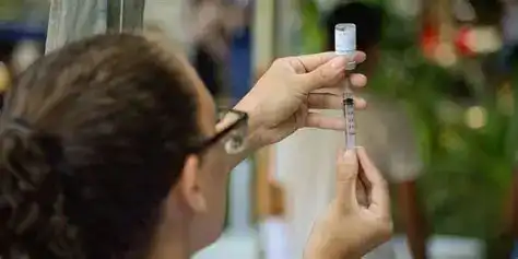 Imagem de Vacinação contra VSR apresenta 70,3% de efetividade na prevenção de hospitalizações respiratórias em adultos, aponta estudo com 500 mil pessoas
